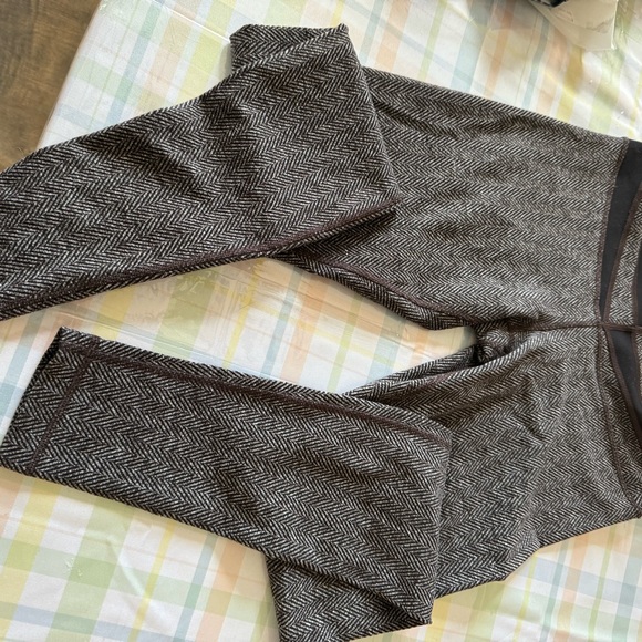 Lululemon brown size 8 reg older version in excellent condition - Picture 2 of 3